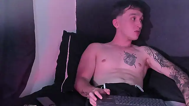 Dylanwhite23  online show from October 2025 10:11:01 PM
