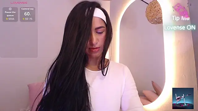 Snapshot of Thayssa_ross chatting on May 2026 06:09:01 PM Thayssa ross online show from May 2026 06:09:01 PM