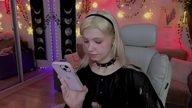Snapshot of Moonlight_Mia chatting on October 2025 11:16:02 PM Moonlight Mia online show from October 2025 11:16:02 PM