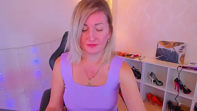 AriFleow online show from September 2025 12:11:01 PM