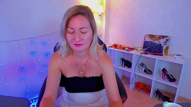 AriFleow online show from September 2025 12:12:01 PM