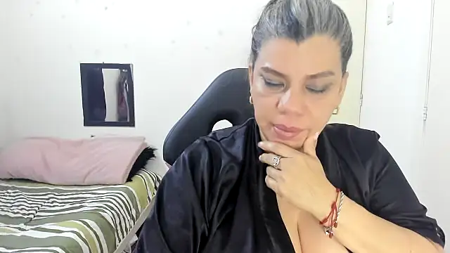 Snapshot of vikyadams chatting on December 2025 06:23:01 AM vikyadams online show from December 2025 06:23:01 AM