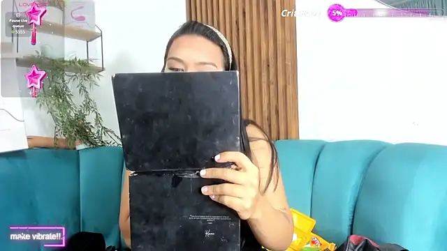 yossi peach cute online show from December 2025 03:12:01 PM