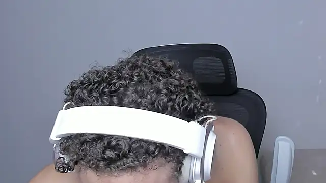 laurent nova online show from October 2025 07:12:01 PM