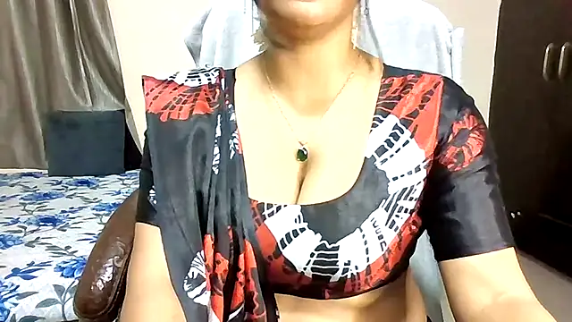Snapshot of Queenhimanshi chatting on June 2026 06:12:01 PM Queenhimanshi online show from June 2026 06:12:01 PM