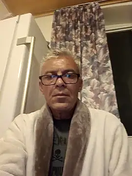 Picolo4111 online show from September 2025 06:15:01 PM