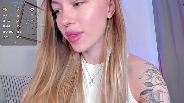 Snapshot of damn_cutie chatting on June 2026 01:27:02 PM damn cutie online show from June 2026 01:27:02 PM