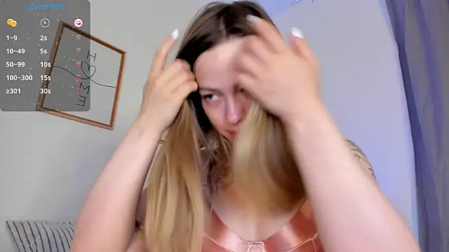 Snapshot of damn_cutie chatting on July 2026 01:48:02 PM damn cutie online show from July 2026 01:48:02 PM