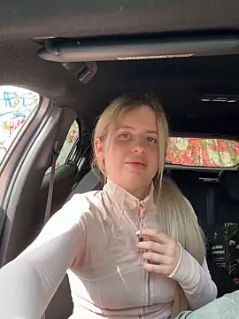 Holly-Glamour online show from April 2026 12:28:02 PM