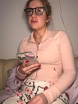 Holly-Glamour online show from January 2026 02:32:02 PM