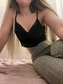 Snapshot of Holly-Glamour chatting on February 2025 12:08:02 AM Holly-Glamour online show from February 2025 12:08:02 AM