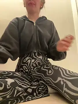 Snapshot of Holly-Glamour chatting on March 2025 12:50:02 AM Holly-Glamour online show from March 2025 12:50:02 AM