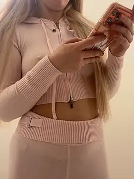 Holly-Glamour online show from December 2025 05:11:01 PM