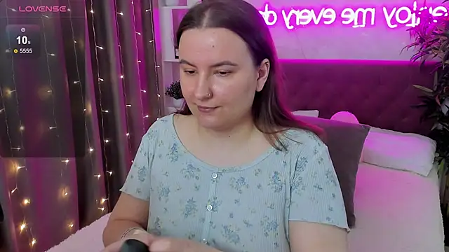 Snapshot of FeralPeach chatting on May 2026 05:33:01 AM FeralPeach online show from May 2026 05:33:01 AM