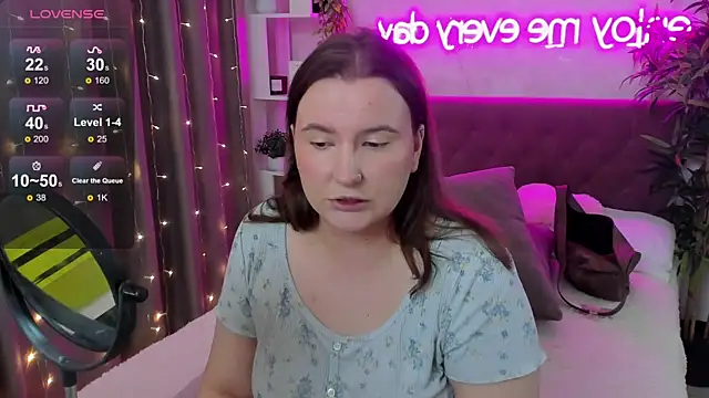 Snapshot of FeralPeach chatting on May 2026 07:01:02 AM FeralPeach online show from May 2026 07:01:02 AM