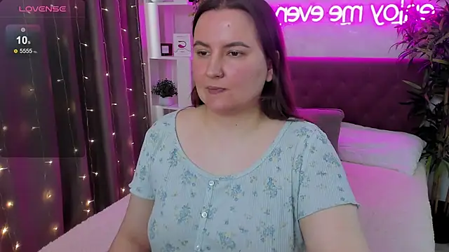 Snapshot of FeralPeach chatting on May 2026 08:58:02 AM FeralPeach online show from May 2026 08:58:02 AM