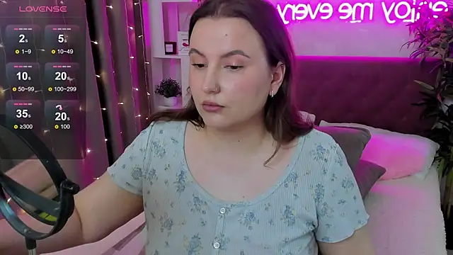 Snapshot of FeralPeach chatting on May 2026 07:47:01 AM FeralPeach online show from May 2026 07:47:01 AM