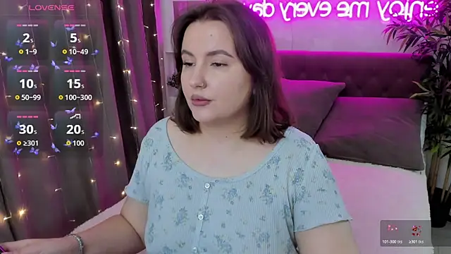 Snapshot of FeralPeach chatting on October 2025 04:47:02 AM FeralPeach online show from October 2025 04:47:02 AM
