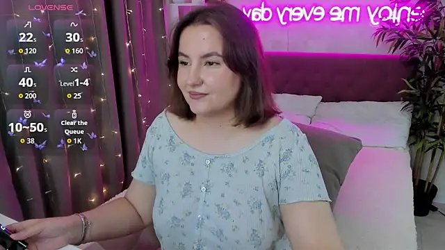Snapshot of FeralPeach chatting on September 2025 03:56:01 AM FeralPeach online show from September 2025 03:56:01 AM