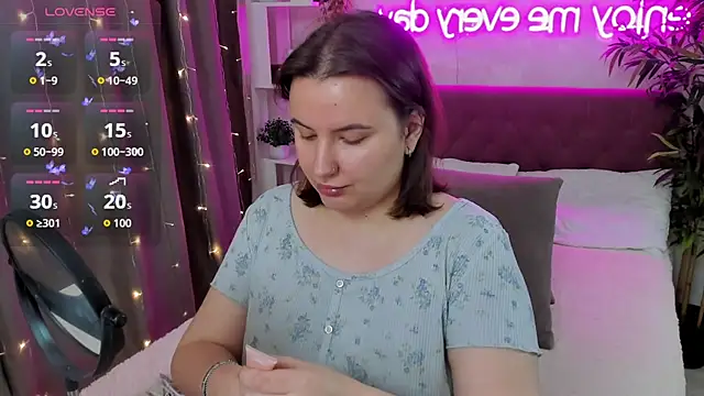Snapshot of FeralPeach chatting on October 2025 04:55:02 AM FeralPeach online show from October 2025 04:55:02 AM