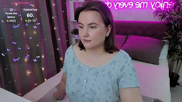 Snapshot of FeralPeach chatting on October 2025 03:43:01 AM FeralPeach online show from October 2025 03:43:01 AM