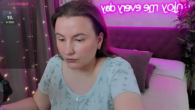 Snapshot of FeralPeach chatting on June 2026 10:12:02 AM FeralPeach online show from June 2026 10:12:02 AM