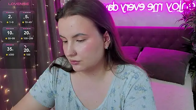 Snapshot of FeralPeach chatting on June 2026 08:46:01 AM FeralPeach online show from June 2026 08:46:01 AM