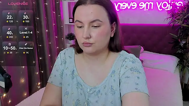 Snapshot of FeralPeach chatting on May 2026 05:37:02 AM FeralPeach online show from May 2026 05:37:02 AM
