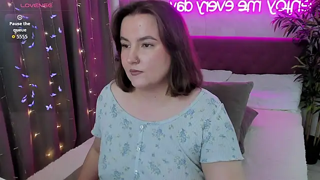 Snapshot of FeralPeach chatting on September 2025 06:13:01 AM FeralPeach online show from September 2025 06:13:01 AM