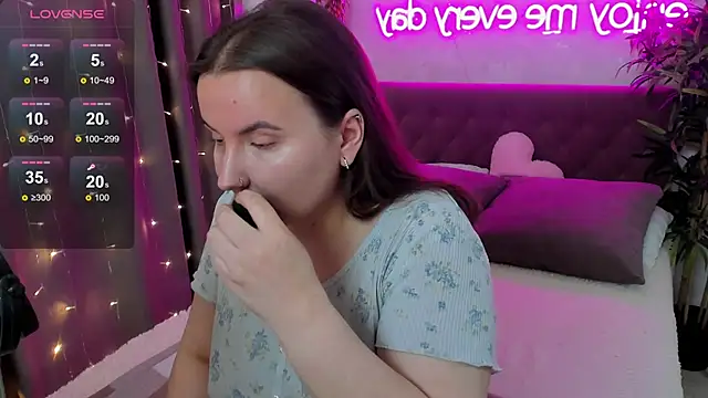 Snapshot of FeralPeach chatting on June 2026 05:40:02 AM FeralPeach online show from June 2026 05:40:02 AM