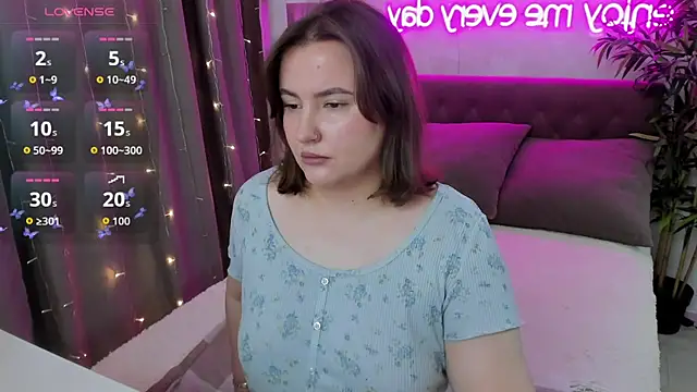 Snapshot of FeralPeach chatting on October 2025 03:52:01 AM FeralPeach online show from October 2025 03:52:01 AM