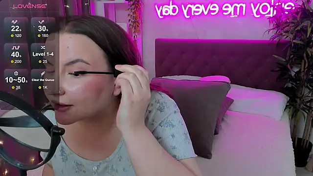 Snapshot of FeralPeach chatting on May 2026 07:18:02 AM FeralPeach online show from May 2026 07:18:02 AM