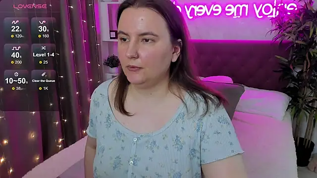 Snapshot of FeralPeach chatting on May 2026 06:54:02 AM FeralPeach online show from May 2026 06:54:02 AM