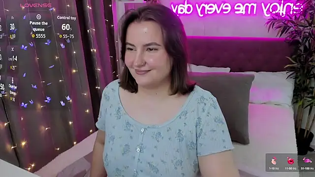 Snapshot of FeralPeach chatting on October 2025 05:39:01 AM FeralPeach online show from October 2025 05:39:01 AM