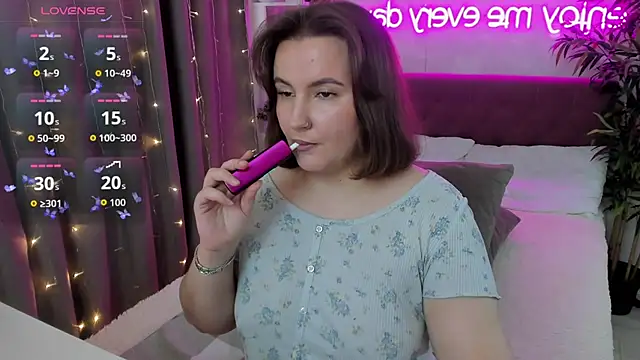 Snapshot of FeralPeach chatting on September 2025 06:45:02 AM FeralPeach online show from September 2025 06:45:02 AM