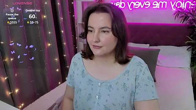 Snapshot of FeralPeach chatting on October 2025 05:39:02 AM FeralPeach online show from October 2025 05:39:02 AM