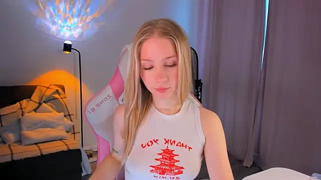Eva Davi online show from May 2026 04:17:01 PM