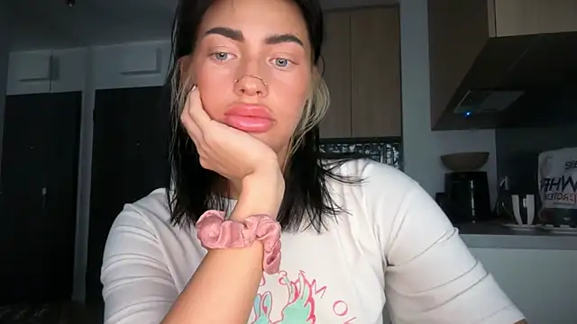 Snapshot of Marakuia054 chatting on November 2025 07:01:02 AM Marakuia054 online show from November 2025 07:01:02 AM