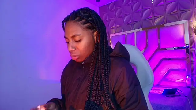 Snapshot of Queen_perla_ chatting on April 2026 12:12:02 PM Queen perla online show from April 2026 12:12:02 PM