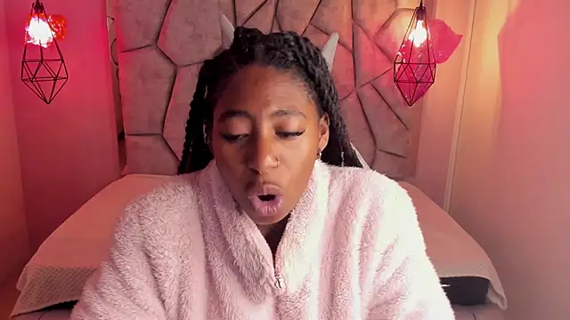 Snapshot of Queen_perla_ chatting on March 2025 12:34:01 PM Queen perla online show from March 2025 12:34:01 PM