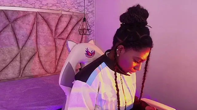 Queen perla  online show from November 2025 12:26:01 PM