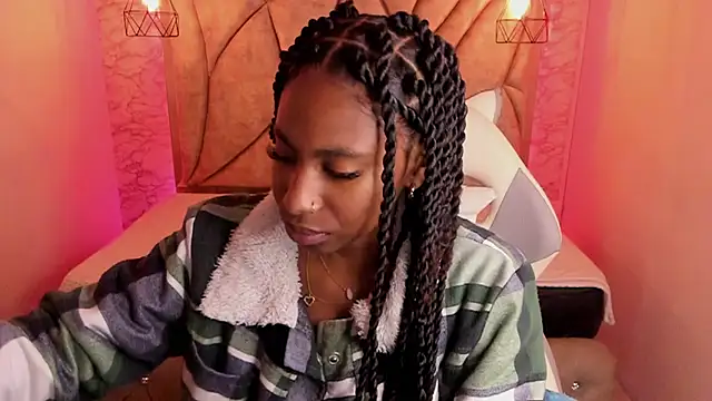 Snapshot of Queen_perla_ chatting on February 2025 12:23:02 PM Queen perla online show from February 2025 12:23:02 PM
