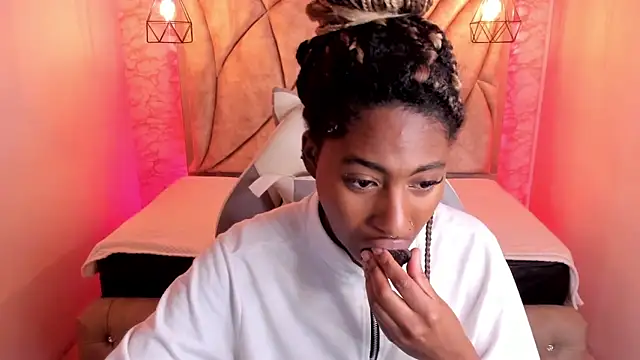 Snapshot of Queen_perla_ chatting on February 2025 12:11:01 PM Queen perla online show from February 2025 12:11:01 PM