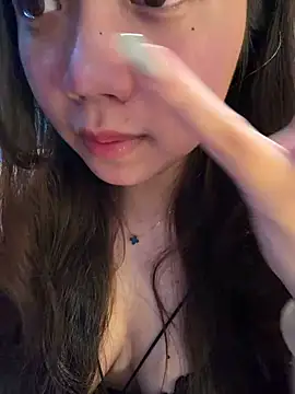 Snapshot of Hotellinh12 chatting on May 2026 04:28:02 PM Hotellinh12 online show from May 2026 04:28:02 PM