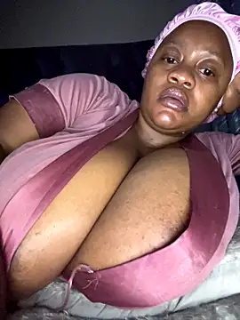 Chubbykarisma27 online show from December 2025 09:43:01 PM