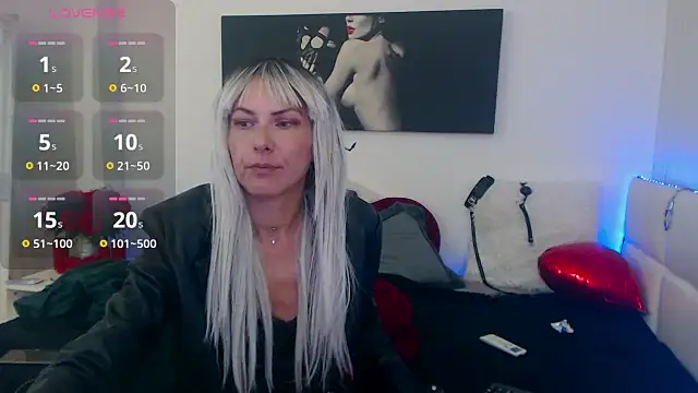 Snapshot of EvelynQueenn chatting on September 2025 06:58:02 AM EvelynQueenn online show from September 2025 06:58:02 AM