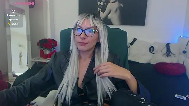 Snapshot of EvelynQueenn chatting on October 2025 05:30:01 AM EvelynQueenn online show from October 2025 05:30:01 AM
