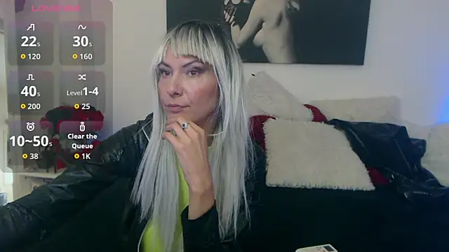 Snapshot of EvelynQueenn chatting on October 2025 08:11:02 AM EvelynQueenn online show from October 2025 08:11:02 AM