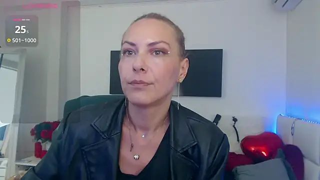 Snapshot of EvelynQueenn chatting on September 2025 04:12:02 AM EvelynQueenn online show from September 2025 04:12:02 AM