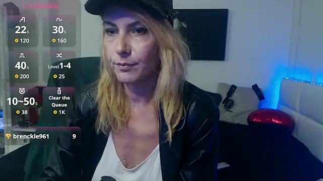 Snapshot of EvelynQueenn chatting on September 2025 08:05:02 PM EvelynQueenn online show from September 2025 08:05:02 PM